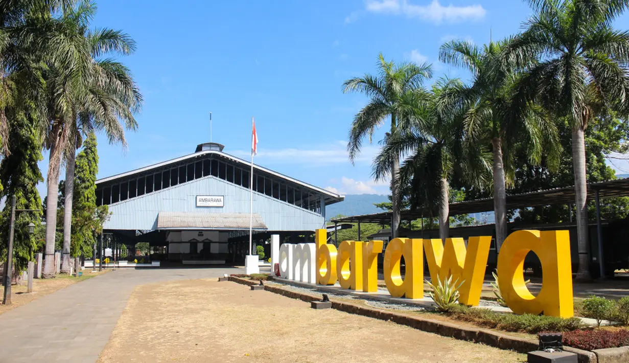 Pecinta Kereta Api wajib mengunjungi museum ini. Tak hanya menghadirkan berbagai macam kereta, di sini kamu bisa berkesempatan untuk naik kereta uap. Menarik, kan? /copyright shutterstock/Bima Adhitya