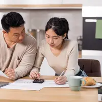 Ilustrasi pasangan membahas keuangan/copyrightshutterstock/Prostock-studio