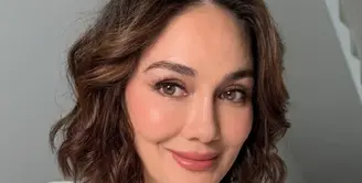 Makeup Artist @nooibeauty baru saja mengunggah klien terbarunya. Klien tersebut sudah tak asing lagi, yaitu Luna Maya. Sang MUA pun menggunggah beberapa foto Luna Maya hasil makeupnya di media sosialnya. [@nooibeauty]