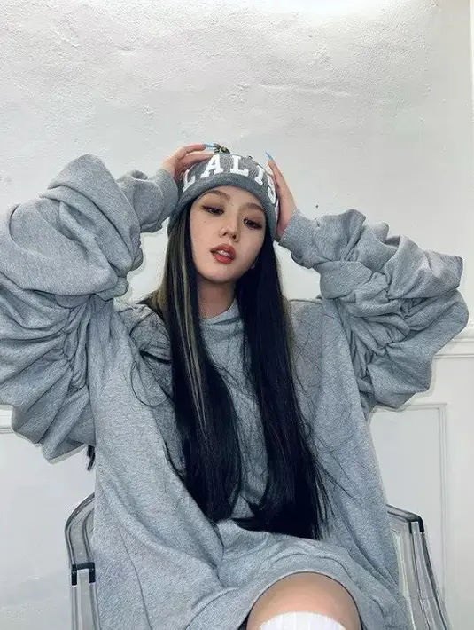 Yang jelas Jisoo BLACKPINK paham cara menghadirkan tampilan yang santai, tetap cantik, namun nyaman. Ia juga cukup sering membagikan momen ketika off-duty mengenakan busana oversized, menciptakan gaya yang imut, sporty, namun tetap stylish dan effortless. Foto: Instagram.