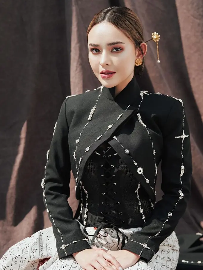 Amanda Manopo Mengaplikasikan makeup glam saat Hari Kartini