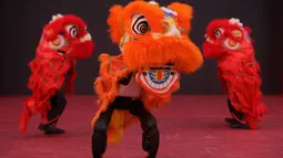 Mereka menari dan menyanyi, dengan gerakan yang mengikuti irama musik dan lagu. Tampak dalam foto, robot humanoid dengan kostum barongsai tampil di atas panggung selama pratinjau media sebuah festival kuil robot menjelang Tahun Baru Imlek di Beijing, China, Jumat 13 Februari 2026. (AP Photo/Vincent Thian)