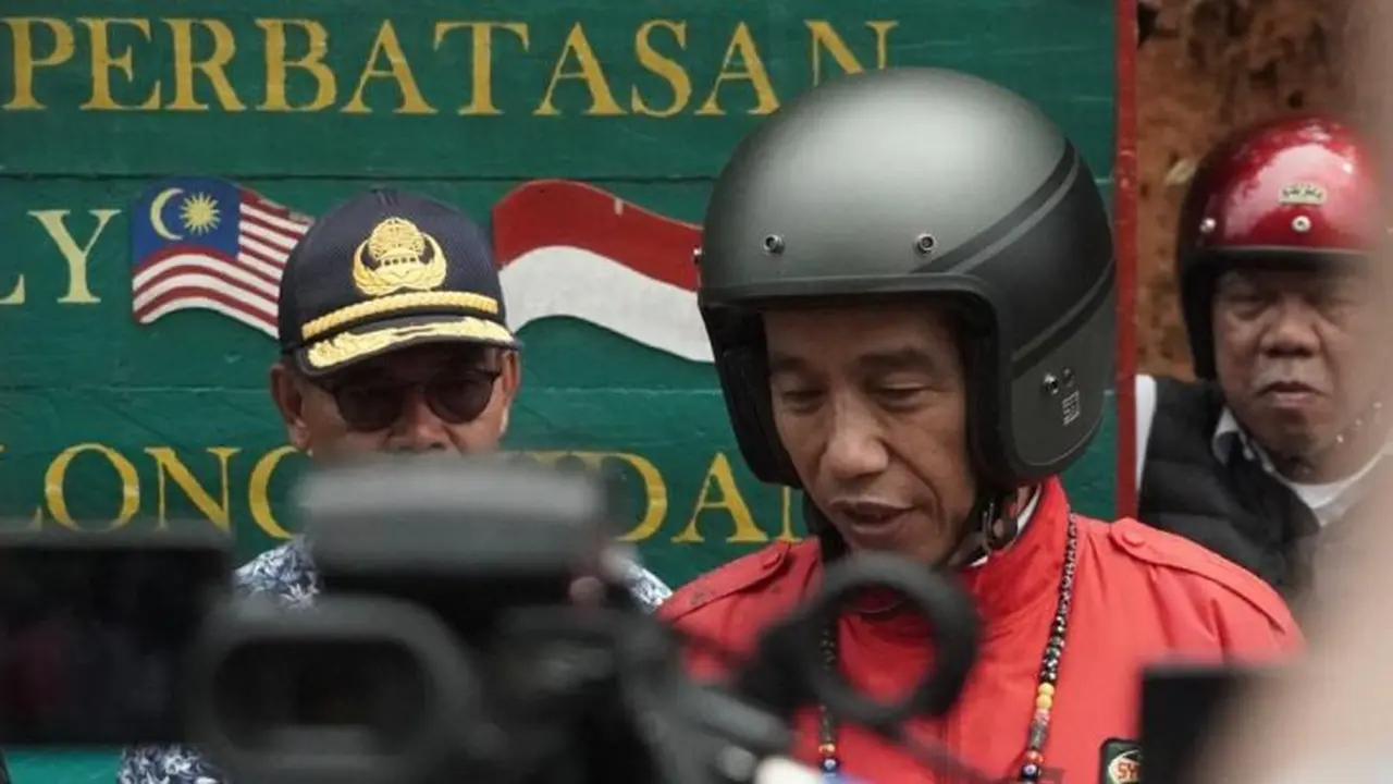 Presiden Jokowi menaiki motor menjajal jalan perbatasan trans-Kalimantan di Kecamatan Krayan, Kabupaten Nunukan, Provinsi Kalimantan Utara, Kamis (19/12/2019)