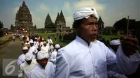 Umat hindu mengikuti upacara Tawur Agung Kesanga mengelilingi Candi parmbanan, Yogyakarta, Selasa (8/3/2016). Upacara di gelar untuk menyambut perayaan Nyepi tahun baru Saka 1938. (Liputan6.com/Boy Harjanto)