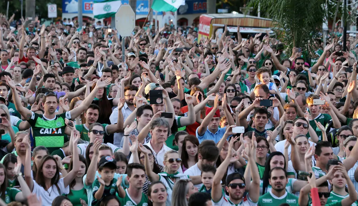 Para pendukung klub sepakbola Chapecoense berkumpul di kota Chapeco, Brasil, untuk memberikan penghormatan kepada pemain tim kesayangan mereka yang meninggal dalam kecelakaan pesawat, Selasa (29/11). (REUTERS/Paulo Whitaker)