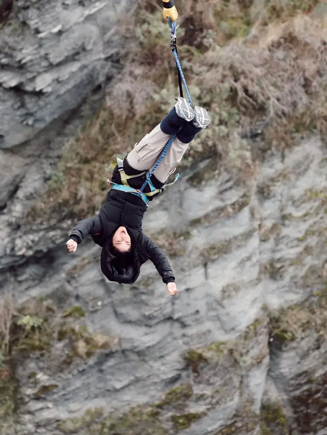Ternyata Pemberani, Ini 7 Potret Naysilla Mirdad Bungee Jumping di Selandia Baru
