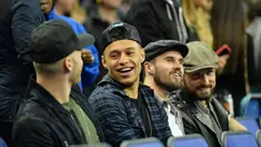 Pemain Arsenal, Alex Oxlade Chamberlain (2kiri), Carl Jenkinson dan Olivier Giroud terlihat senang menonton laga NBA Global Game London 2016, antara Orlando Magic vs Toronto Raptors di O2 Arena, London, Kamis (14/1/2016). (AFP Photo/Glyn Kirk) 