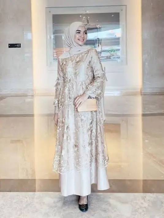 <p>Warna nude atau erath tone memang tak pernah ketika membuat pakaian dari bahan brokat. Misalnya saja seperti Citra Kirana ini, membuat dress brokat dipadukan dengan bahan satin. @citraciki</p>
