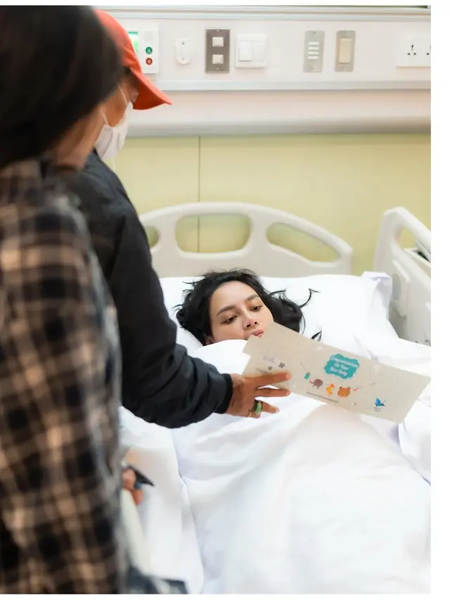 6 Potret Fuji Temani Erika Carlina Melahirkan, Antusias Sambut Baby Andrew