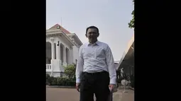 Plt Gubernur DKI Basuki Tjahaja Purnama (Ahok) saat tiba di Istana Merdeka, Jakarta, Jumat (31/10/2014). (Liputan6.com/Herman Zakharia)  