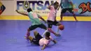 Pemain WPK MBU, Eden Kaesar Kana (kiri), berebut bola dengan pemain Pinky Boys, Fajar Ariansyah, dalam laga Seri III Grup B Wilayah Timur Pro Futsal League 2016 di GOR 17 Desember, Mataram, NTB, Minggu (13/3/2016). (Bola.com/Arief Bagus)