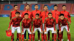 Para pemain Timnas Indonesia U-16 saat bersiap melawan Thailand U-16 pada laga grup G Piala AFC U-16 di Stadion Rajamangala, Bangkok, Senin (18/9/2017). Timnas Indonesia U-16 menang 1-0. (Bola.com/PSSI)