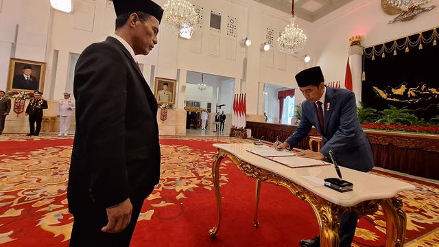 Presiden Joko Widodo (Jokowi) melantik Amran Sulaiman menjadi Menteri Pertanian (Mentan).