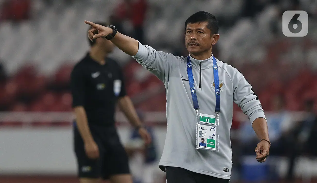 Indra Sjafri saat memimpin Timnas Indonesia U-19 melawan UEA U-19 pada penyisihan Grup A Piala AFC U-19 2018 di Stadion GBK, Jakarta, Rabu (24/10). Sekjen PSSI, Yunus Nusi mengatakan, PSSI mengambil langkah cepat memilih Indra Sjafri sebagai pelatih timnas Indonesia, hal ini didasari semakin dekatnya pelaksanaan SEA Games di Kamboja. (Liputan6.com/Helmi Fithriansyah)