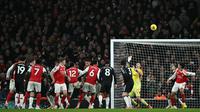 Sebuah percobaan lainnya melambung di atas mistar gawang Aston Villa dalam pertandingan sepak bola Liga Inggris (Premier League) antara Arsenal dan Aston Villa di Emirates Stadium, London, pada 30 Desember 2025. (Ben STANSALL / AFP)