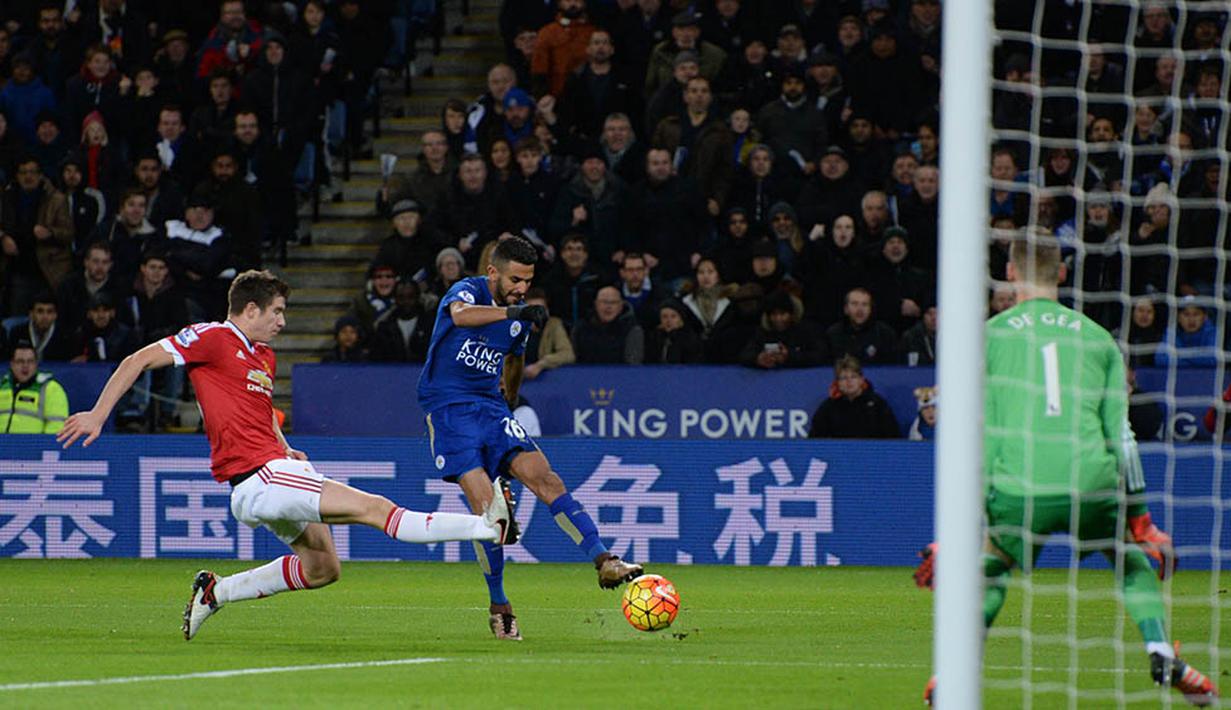 Gelandang Leicester, Riyad Mahrez, melakukan tendangan ke arah gawang MU pada laga Liga Premier Inggris di Stadion King Power, Inggris, Sabtu (28/11/2015). (AFP Photo/Oli Scarff)