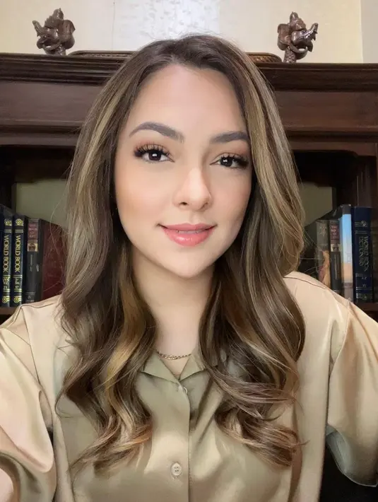 Selain pintar, Reisa Broto Asmoro memiliki wajah yang cantik. Penampilannya di setiap acara pun selalu memukau.