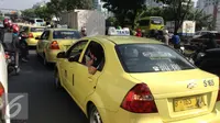 Demo Sopir Taksi, Mobil Satpol PP Angkut Penumpang Terlantar
