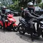 Pengendara dari ITS menggunakan motor listrik GESITS saat seremoni pelepasan 'GESITS Tour de Jawa Bali' di Jakarta, Senin (7/11). Beberapa pengendara dari ITS dilepas Menristekdikti Mohammad Nasir menggunakan lima unit GESITS. (Liputan6.com/Helmi Afandi)