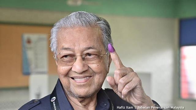 Mahathir ketika memilih di Pemilu Malaysia 2022. Partainya kalah telak.