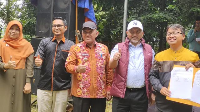 Presiden PKS, Ahmad Syaikhu saat mengikuti kegiatan penanganan sampah di Kampung 99, Kecamatan Limo, Kota Depok.