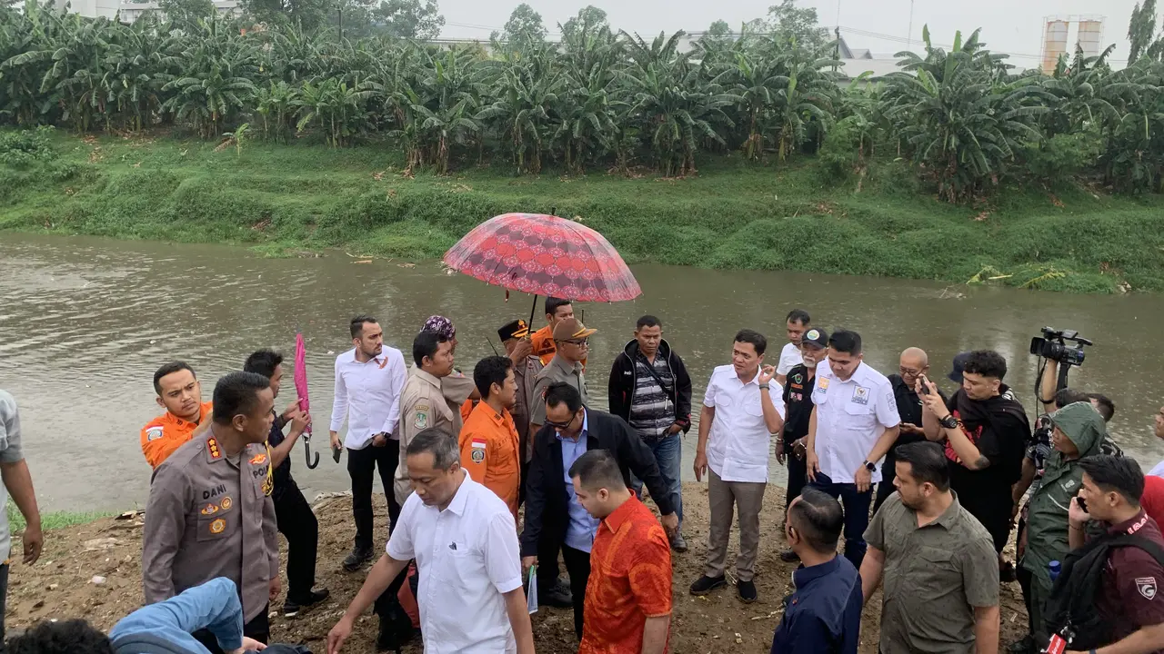 Komisi III DPR mendatangi lokasi penemuan 7 jasad remaja yang ditemukan mengambang di Kali Bekasi, Jatiasih, Kota Bekasi, Selasa (24/9/2024).