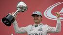 Pebalap Mercedes, Nico Rosberg, tampil dominan pada balapan F1 GP Jepang di Sirkuit Suzuka, Minggu (9/10/2016). (AFP/Yuya Shino)