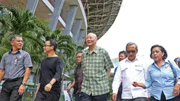 Vice Presiden Olympic Council of Asia (OCA), Wie Jizhong (tengah), bersama Rita Subowo saat meninjau Stadion Utama Gelora Bung Karno, Jakarta, Rabu (13/4/2016). (Bola.com/Nicklas Hanoatubun)