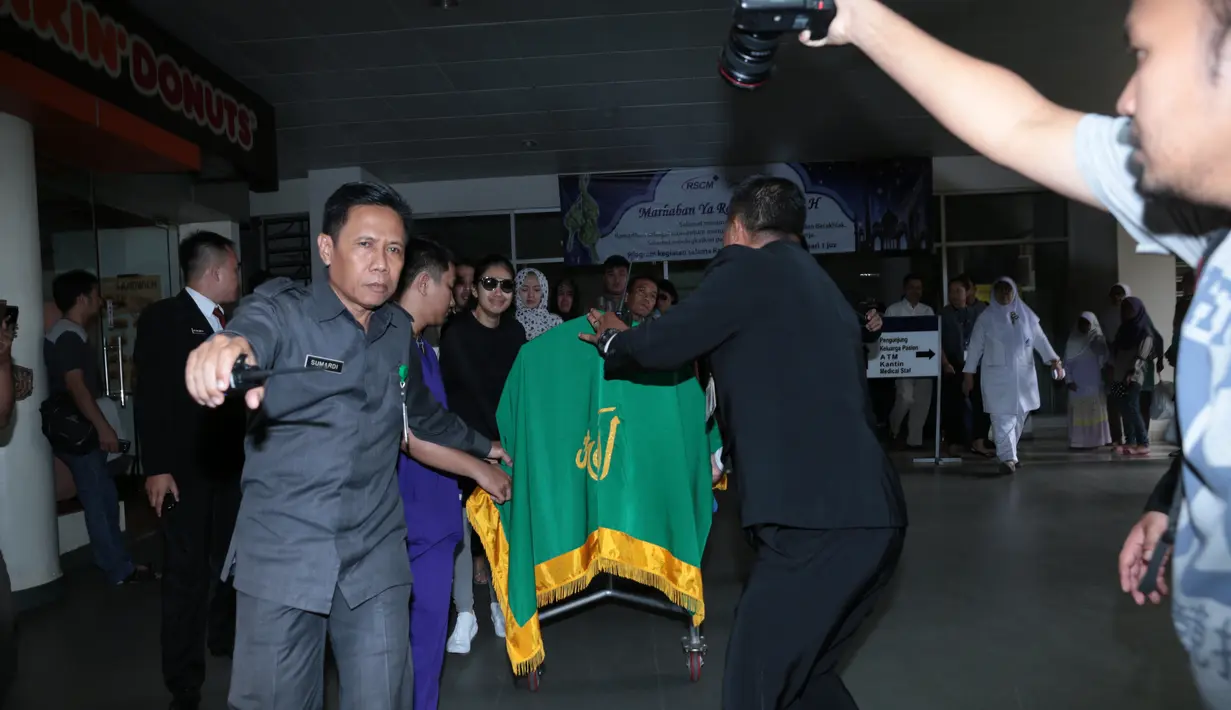 Dari pantauan Bintang.com di kamar jenazah rumah sakit Cipto Mangunkusumo, Jakarta Pusat, Jupe meninggalkan kamar jenazah sekitar pukul 11.50 WIB.  (Deki Prayoga/Bintang.com)