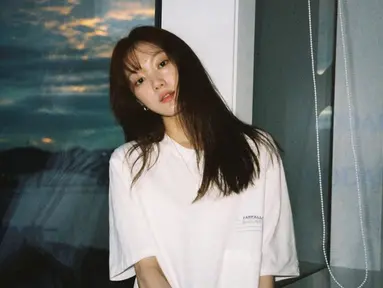 Lee Sung Kyung berpose mengenakan kaos oblong berukuran besar berwarna putih. Aktris yang juga menjadi model ini tengah mempersiapkan syuting drama Korea terbarunya Dr. Romantic 3. (Instagram/@heybiblee)