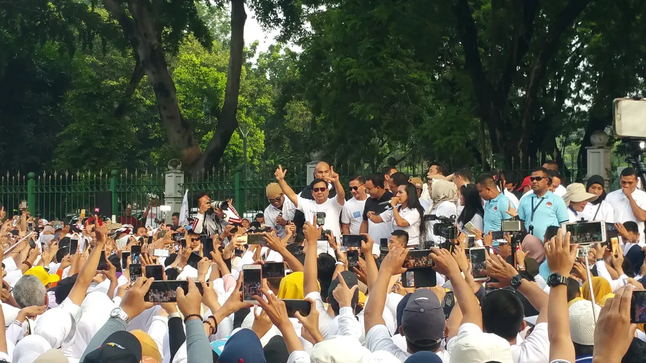 Prabowo menghadiri jalan sehat relawan Rumah Djoang di depan Balai Kota DKI Jakarta. (Liputan6.com/Nanda Perdana Putra)