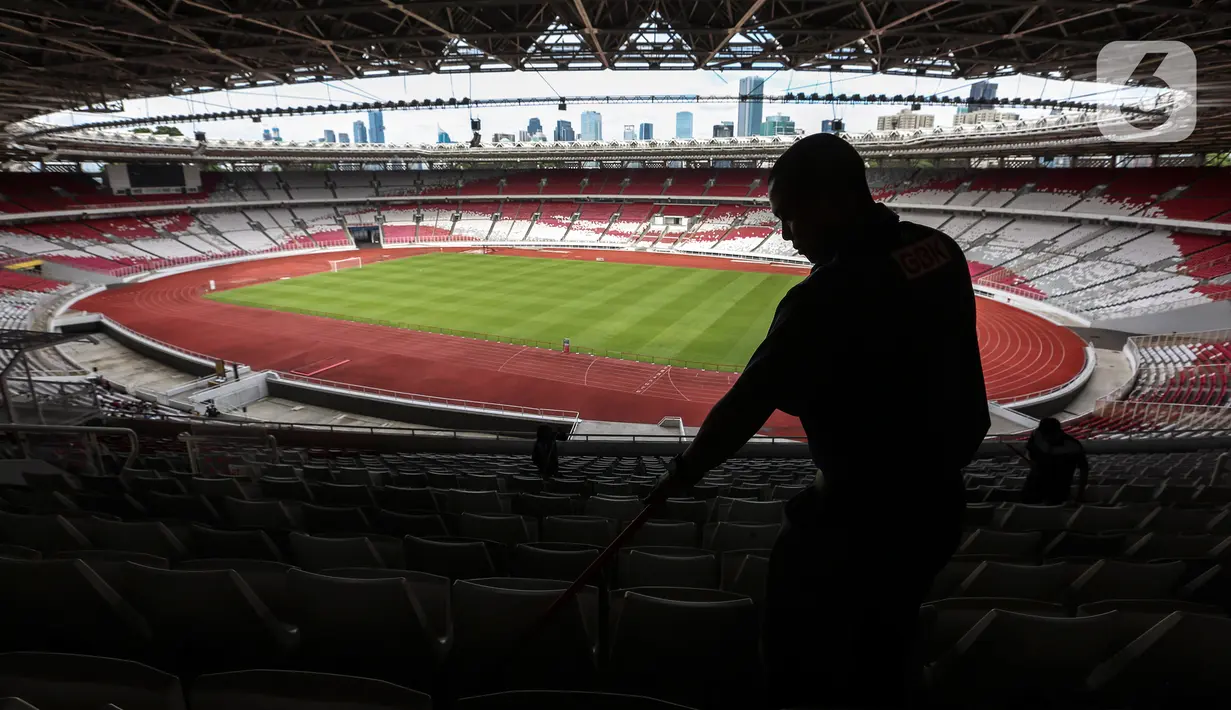 Pekerja melakukan perawatan tribun penonton Stadion Utama Gelora Bung Karno, Senayan, Jakarta, Kamis (9/2/2023). Perawatan kebersihan stadion berkapasitas 88.083 penonton tersebut dilakukan memasuki hari ke-100 menuju kick off Piala Dunia U-20 2023 yang akan digelar di Indonesia pada 20 Mei hingga 11 Juni mendatang. (Liputan6.com/Johan Tallo)