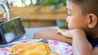 Sajikan makanan dengan bentuk bervariatif serta beri alternatif media hiburan lain selain gadget. (Foto/Dok: freepik.com/EyeEm)