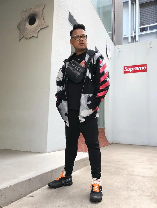 "Kepagian sampe di Tokyo , toko belum ada yang buka cyiiin," tulis presenter Uya Kuta saat mendatangi Supreme di Tokyo. (instagram/astridkuya)
