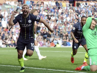 Striker Manchester City, Sergio Aguero, melakukan selebrasi usai membobol gawang Burnley pada laga Premier League di Stadion Turf Moor, Minggu (28/4). Manchester City menang 1-0 atas Burnley. (AP/Rui Vieira)