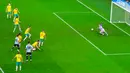 Kiper Australia Mathew Ryan (kanan) gagal memblok bola tendangan pemain Argentina Lionel Messi (10) pada pertandingan sepak bola babak 16 besar Piala Dunia 2022 di Stadion Ahmad Bin Ali, Doha, Qatar, 3 Desember 2022. Argentina berhasil melaju ke babak perempat final Piala Dunia 2022 usai menyingkirkan Australia dengan skor 2-1. (AP Photo/Manu Fernandez)