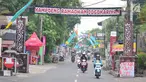 Pengendara melintasi gapura "Kampoeng Ramadhan Jogokariyan" di Jalan Jogokaryan Yogyakarta, Senin (21/5). Kampoeng Ramadhan Jogokaryan adalah salah satu program dari masjid Jogokariyan untuk menyemarakan bulan suci Ramadan. (Liputan6.com/Gholib)