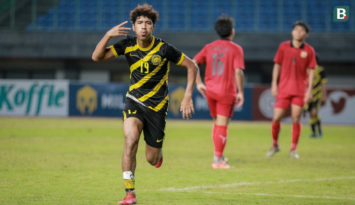 <p>Pemain Timnas Malaysia U-19, Muhammad Aliff, melakukan selebrasi usai mencetak gol ke gawang Timnas Laos U-19 pada laga final Piala AFF U-19 2022 di Stadion Patriot Chandrabhaga, Bekasi, Jumat (15/7/2022). (Bola.com/Bagaskara Lazuardi)</p>