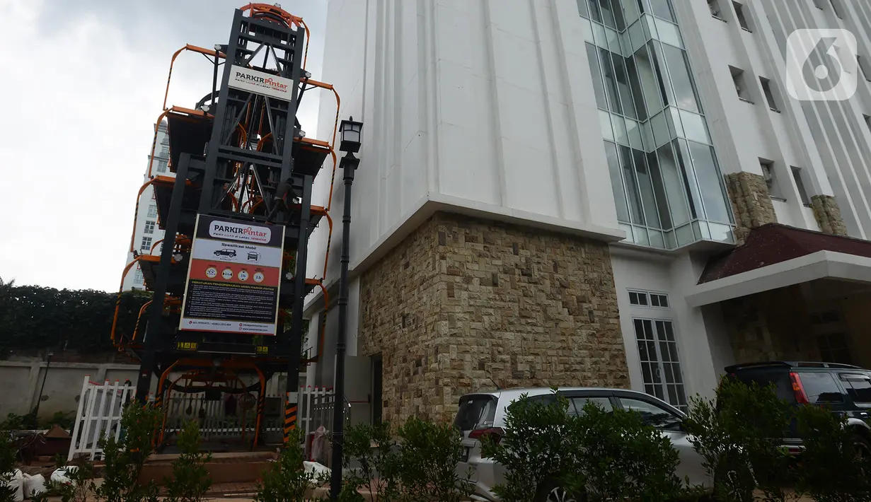 Pekerja beraktivitas di sebuah lahan parkir yang menggunakan lift di sebuah gedung perkantoran di Jakarta, Rabu (9/12/2020). Dalam mengaplikasikan model parkir bertumpuk, pemilik lahan atau pusat perbelanjaan bisa menggunakan lift mobil layaknya di bengkel mobil.  (merdeka.com/Imam Buhori)
