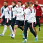 Para pemain Bayern Munchen termasuk gelandang Jerman Serge Gnabry (depan) ambil bagian dalam sesi latihan di Munich, 15 Februari 2022. Bayern Munchen akan melakoni laga tandang melawan RB Salzburg dalam leg pertama 16 besar Liga Champions, Kamis (17/2) dini hari WIB. (MICHAELA REHLE / AFP)