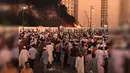 Jamaah Muslim berkumpul setelah terjadi bom bunuh diri di dekat markas keamanan Masjid Nabawi di Madinah, Arab Saudi, Senin (4/7). (REUTERS)