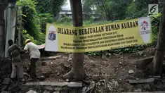Pekerja beraktivitas dekat spanduk larangan di kawasan Pulomas, Jakarta, Rabu (4/7). Pemprov DKI melalui Sudin Ketahanan Pangan, Kelautan dan Pertanian (KPKP) memasang spanduk larangan berjualan hewan kurban jelang Idul Adha (Merdeka.com/Iqbal S. Nugroho)