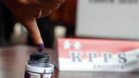 Warga memasukkan ujung jarinya ke dalam tinta usai melakukan pencoblosan surat suata saat simulasi pemungutan suara Pemilu 2024 di Halaman Kantor Wali Kota Jakarta Pusat, Rabu (17/1/2024). (Liputan6.com/Herman Zakharia)