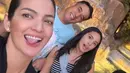 Nia mengambil selfie bersama tiga anak dan suaminya. Nia tampak mengenakan blazer hitam.  [@ramadhaniabakrie]