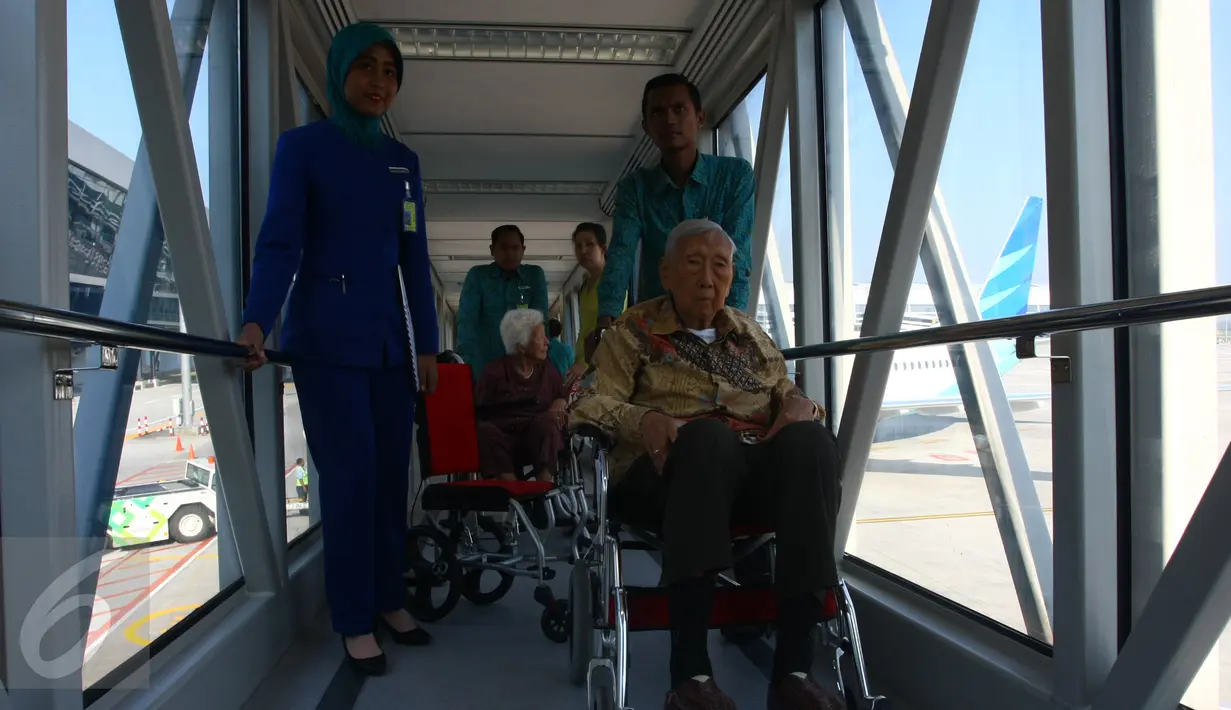 Lansia yang ikut dalam penerbangan perdana Internasional di Terminal 3 Internasional Bandara Soekarno Hatta, Tangerang, Banten, Senin (1/5). (Liputan6.com)