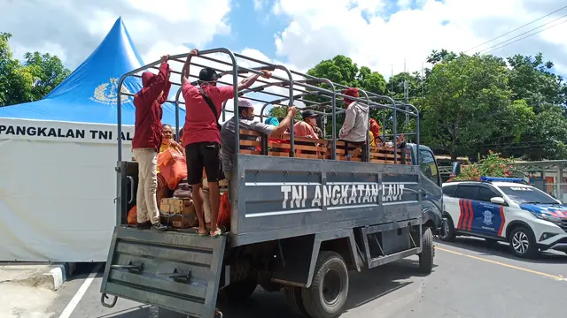 Ratusan eks-penumpang KM Lambelu yang dikarantina terpusat selama 14 hari di aulah Sikka Convention Centre (SCC) dan Rujab Bupati Sikka, akhirnya dipulangkan ke rumah masing-masing. (Foto: Liputan6.com/Dionisius Wilibardus)