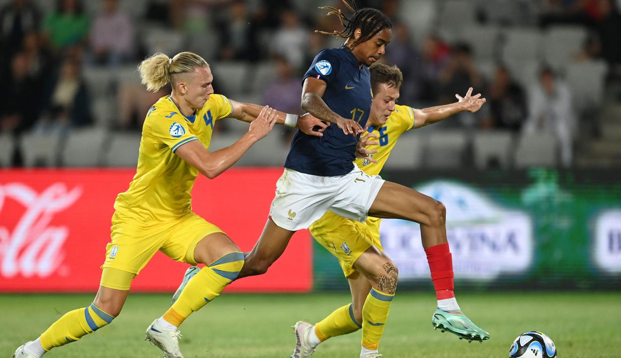 Pemain Timnas Prancis U-21,  Bradley Barcola, berusaha melewati pemain Ukraina pada laga perempat final Euro U-21 2023 di Cluj Arena, Rumania, Senin (3/7/2023). Ukraina menang dengan skor 3-1. (Photo by MIHAI BARBU / AFP)