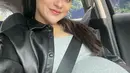 Dalam unggahan terbaru, Memes membagikan lima potret hasil swafotonya yang menampilkan baby bump yang makin besar. Dengan makeup flawless, wanita kelahiran 29 Agustus 1996 itu tampil dengan baju abu-abu dan outer berupa jaket hitam. Ia juga melengkapi penampilannya dengan topi dan rambut diikat. (Liputan6.com/IG/@memes_prameswari)