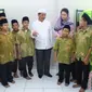 Ketua KKMB Usamah Hisyam dan Corporate Secretary BCA Inge Setyawati bersama anak yatim Dhuafa BSD di Tangerang Selatan, Banten. (Istimewa)