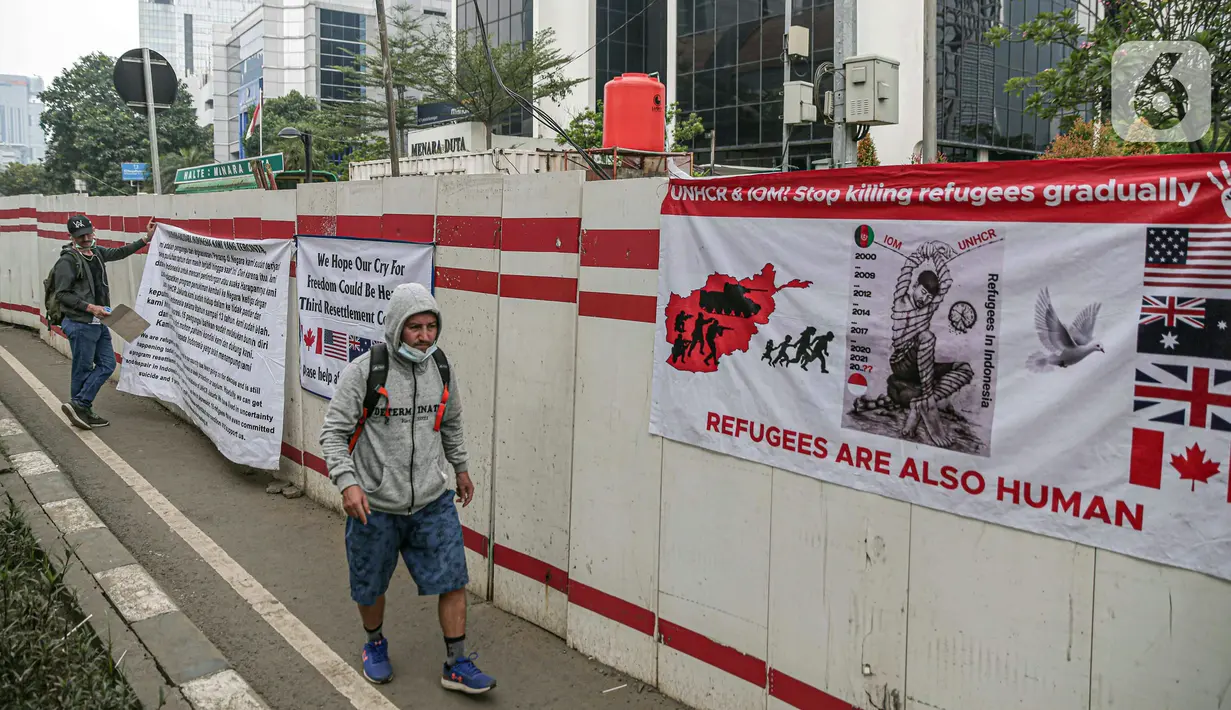 Pengungsi Afghanistan saat melakukan unjuk rasa di depan Kantor UNHCR, Jakarta, Kamis (31/3/2022). Pengungsi Afghanistan memprotes ketidakpedulian UNHCR dan meminta pejabat terkait meninjau kembali kasus migrasi serta pemukiman kembali mereka. (Liputan6.com/Faizal Fanani)